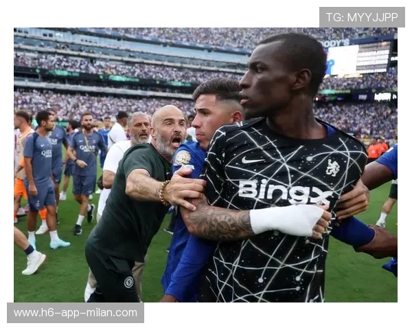 切尔西中场组织课:球员练习360度视野传球与拆解防守