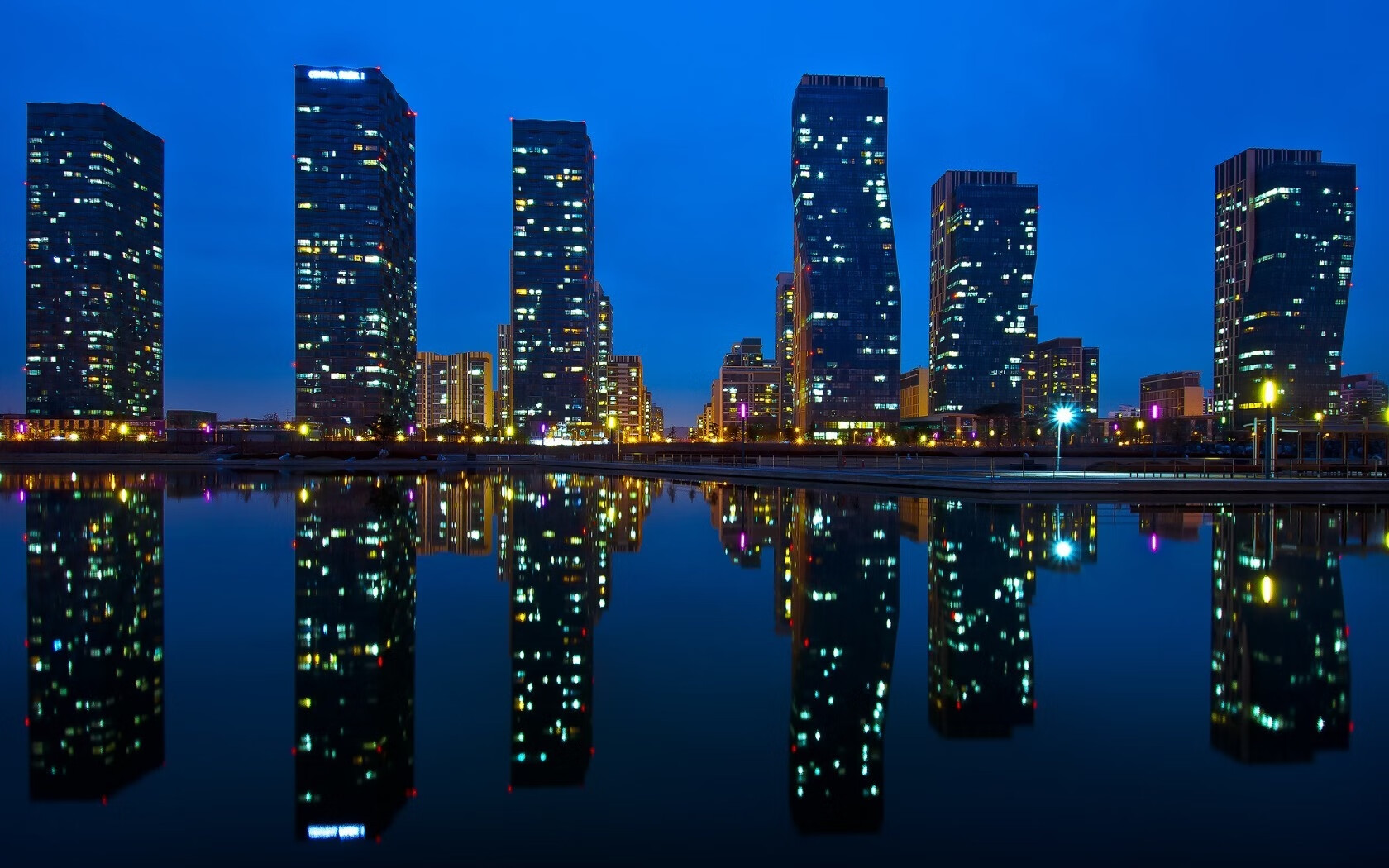 米兰体育-巴萨坚持高位压迫战术收效明显，巴萨经典战术