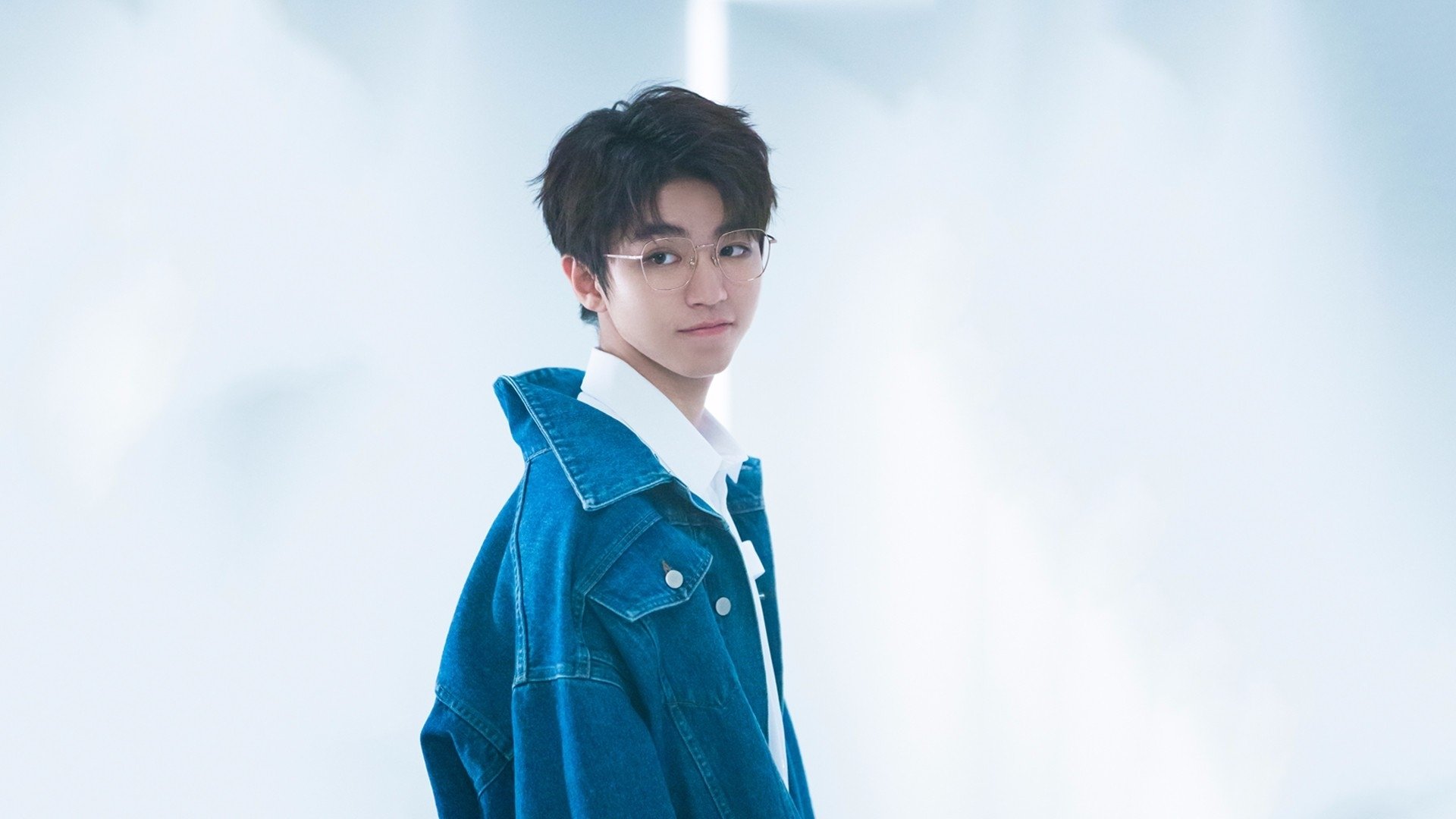 米兰体育-外援在比赛中展现领导力帮助队友协调站位与防线沟通,球队外援